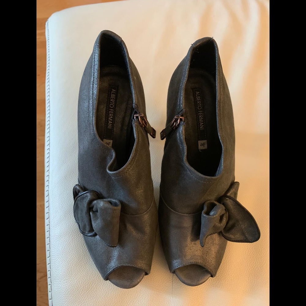 Metallic suede Open toe platform booties! Like New